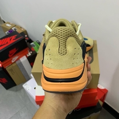 Yeezy Boost 700 Enflame Amber na internet