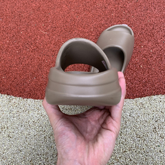 Yeezy Slide “Earth Brown” - Él.sneakers