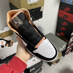 Air Jordan 1 Mid Peach Mocha na internet