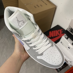 Air Jordan 1 Mid Wolf Grey na internet