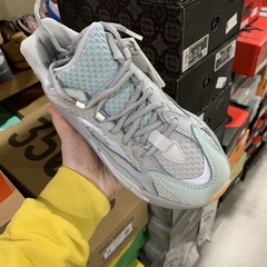 Yeezy Boost 700 v2 “Inertia” na internet