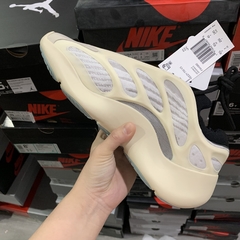 Yeezy Boost 700 v3 - Él.sneakers