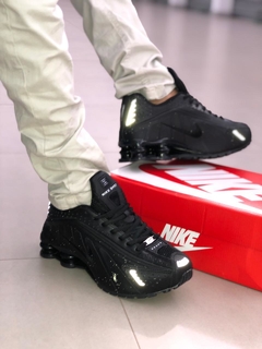 Tênis Nike Shox R4 na internet