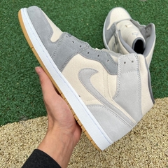 Air Jordan 1 Mid SE Coconut Milk Particle Grey na internet