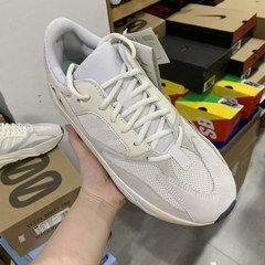 Yeezy Boost 700 “Analog” na internet