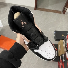 Air Jordan 1 Mid Arctic Orange Black Toe na internet