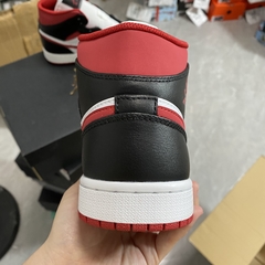 Imagem do Air Jordan 1 Mid 'Black Gym Red'