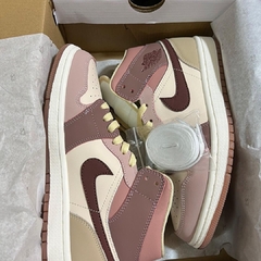 Imagem do Air Jordan 1 Mid SE Dark Pony Smoky Mauve