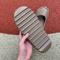 Yeezy Slide “Earth Brown” - loja online