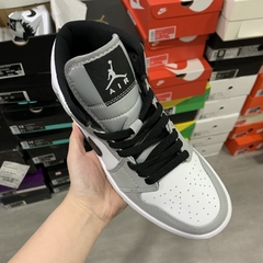 Imagem do Air Jordan 1 Mid “Light Smoke Grey”