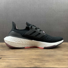 Adidas Ultra Boost 22 “Black Legacy Purple” na internet