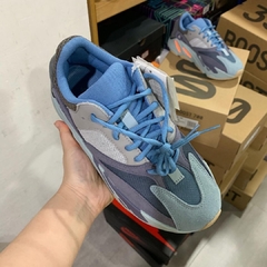 Yeezy Boost 700 “Carbon Blue” na internet