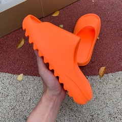 Yeezy Slide “Enflame Orange” na internet