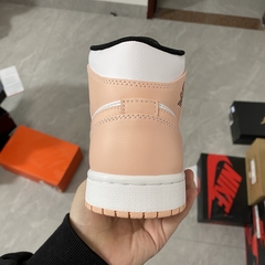 Imagem do Air Jordan 1 Mid Arctic Orange Black Toe