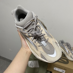 Yeezy Boost 700 v2 “Cream” na internet