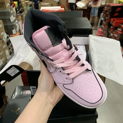 Air Jordan 1 Mid “GS Pink” na internet