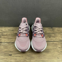 Adidas Ultra Boost 22 “Magic Mauve” na internet