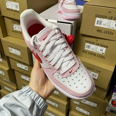 Nike Air Force 1 Low '07 QS 'Valentine’s Day Love Letter' na internet