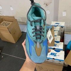 Yeezy Boost 700 “Faded Azure” na internet