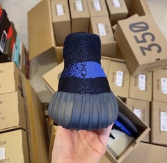 Imagem do Yeezy Boost 350 v2 “Dazzling Blue Black”