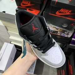 Air Jordan 1 Low “Light Smoke Grey” na internet