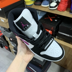 Air Jordan 1 Mid “Magenta” na internet