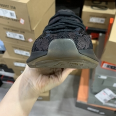 Yeezy Boost 380 “Onyx” na internet