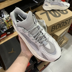 Yeezy Boost 700 v2 “Static” na internet