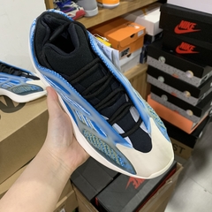 Yeezy Boost 700 v3 “Azareth " na internet