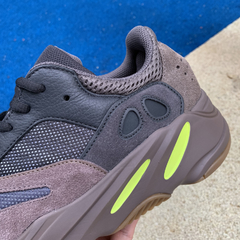 Yeezy Boost 700 “Mauve” na internet