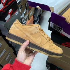 Nike SB Dunk Low “Wheat” na internet