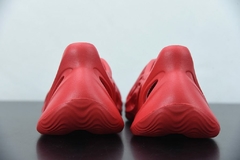 Imagem do Adidas Yeezy Foam “Vermillion”