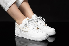 Nike Air Force 1 07 ESS 'Metallic Gold' - Él.sneakers