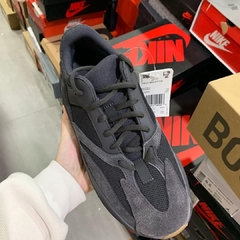 Yeezy Boost 700 “Utility Black” na internet