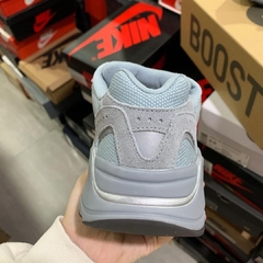 Imagem do Yeezy Boost 700 v2 “Hospital Blue”