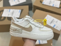 Nike Air Force 1 Low Shadow Sail Fossil Light Bone na internet