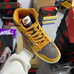 Dunk High Premium 'Dark Curry' na internet