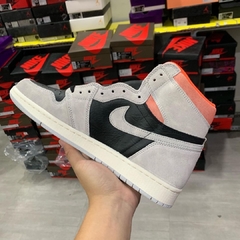 Air Jordan 1 Retro High Neutral Grey Hyper Crimson na internet