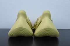 Imagem do Adidas Yeezy Foam “Sulfur”