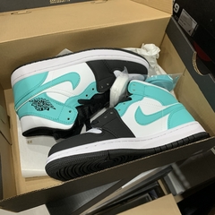 Imagem do Air Jordan 1 Mid “Igloo”