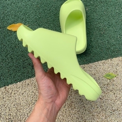 Yeezy Slide “Glow Green” na internet