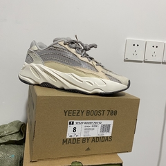 Yeezy Boost 700 v2 “Cream” na internet