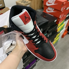 Air Jordan 1 Mid Chicago “Black Toe” na internet