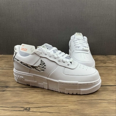 Nike Air Force 1 Pixel SE 'Zebra' na internet