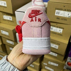 Imagem do Nike Air Force 1 Low '07 QS 'Valentine’s Day Love Letter'