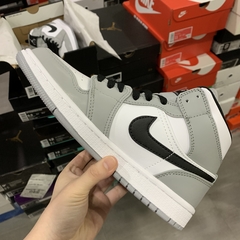 Air Jordan 1 Mid “Light Smoke Grey” na internet