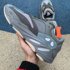 Yeezy Boost 700 “Teal Blue” na internet