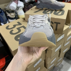 Imagem do Yeezy Boost 700 v2 “Tephra”