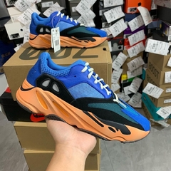 Yeezy Boost 700 "Bright Blue" na internet