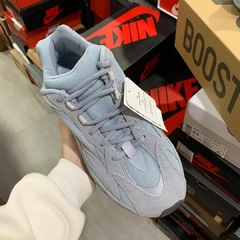 Yeezy Boost 700 v2 “Hospital Blue” na internet